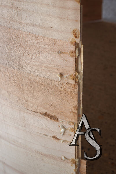 Detalle del lateral vertical. Se aprecian tímidamente las tres capas del contrachapado y el pegamento de caseína.