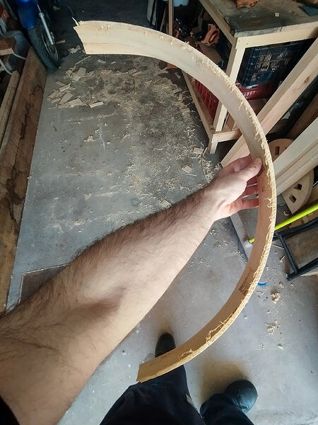 El sobrante de uno de los escudos. Mantiene la forma tras cortarlo.