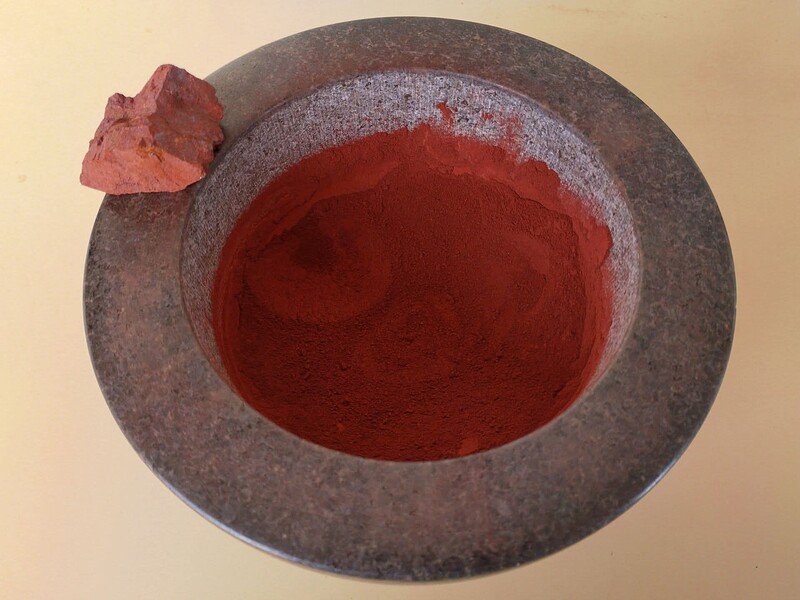 Un trozo de hematita y otro fragmento ya molido.