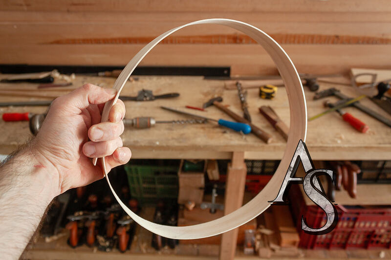 Una de las láminas de las capas exteriores. El álamo es tan flexible y la lámina tan delgada que puede doblarse en un radio cerrado sin romperse.