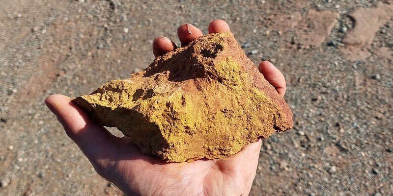 Ocre amarillo con una parte roja.