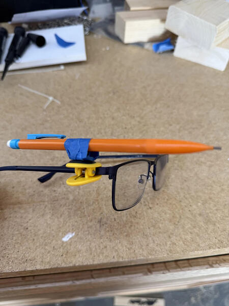 tip-pencil-holder-for-the-glasses-wearers