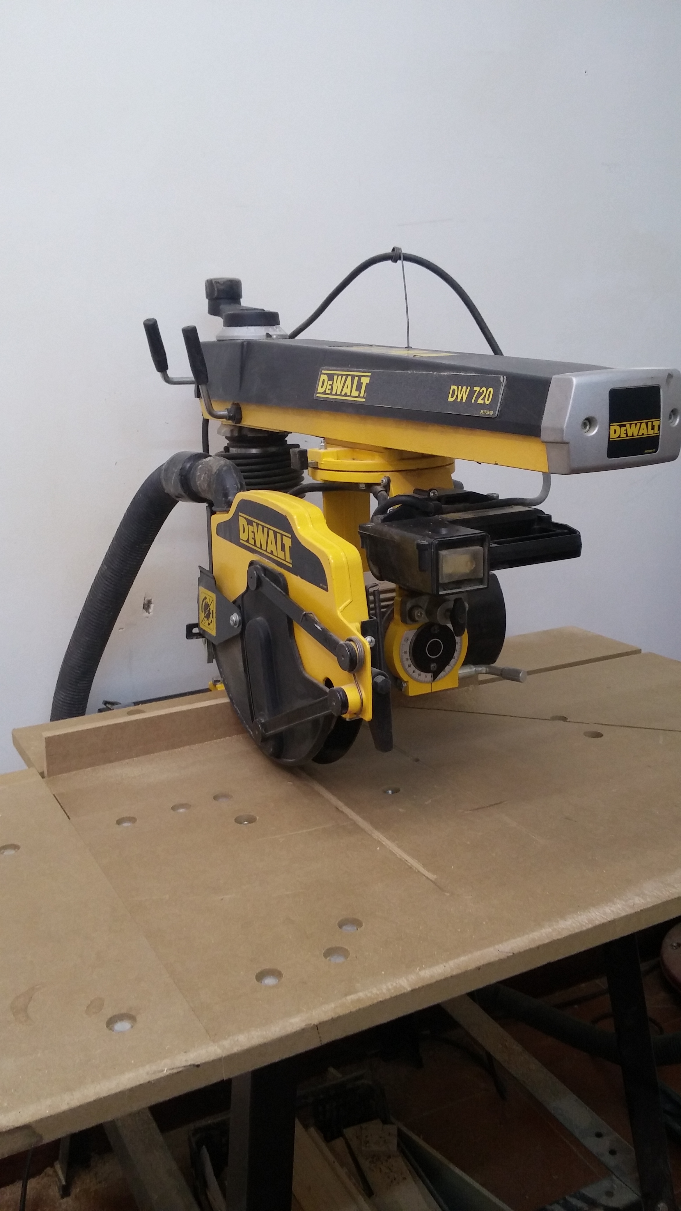 Sierra de brazo radial Dewalt Dw720 - Maquinaria y herramienta eléctrica -  Foromadera