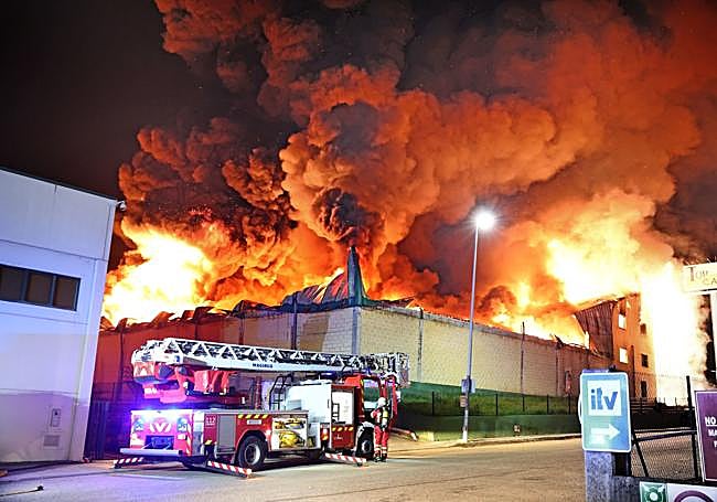 Los tanagos-incendio Ferroluz-foto5 JAVIER ROSENDO-U101451987987IF-U201015174090lO-650x455@Diario Montanes-DiarioMontanes