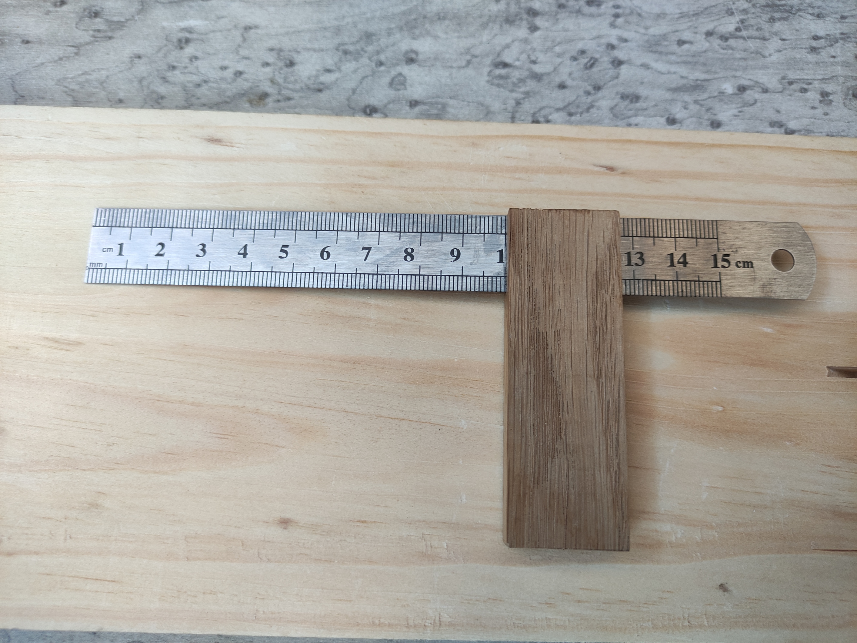 Escuadra de madera de 15 x 15 cms